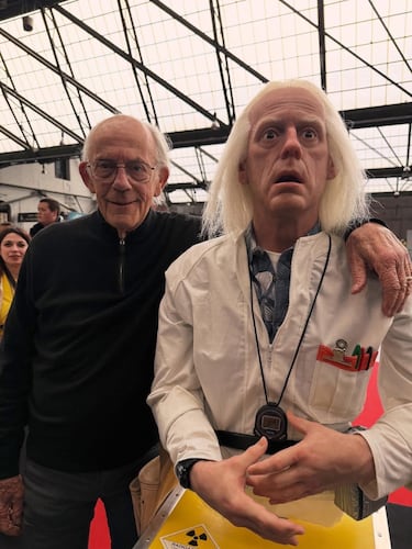 Una fan se encuentra con Christopher Lloyd y le hace un regalo que enloquecerá a los fans de ‘Regreso al Futuro’