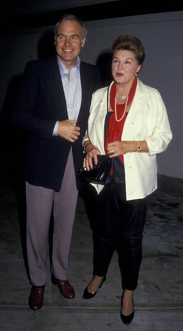 Pocos presidentes habrán tenido más protección que este mandatario ficticio de En la línea de fuego. A pesar de ser un dirigente al que le gustaba improvisar y darse baños de multitudes saltándose el protocolo de seguridad, lo que tensaba los problemas añadidos a la escolta. El mismo agente (Clint Eastwood) que le protegía, estuvo con Kennedy en Dallas y su obsesión era no perder otro presidente.