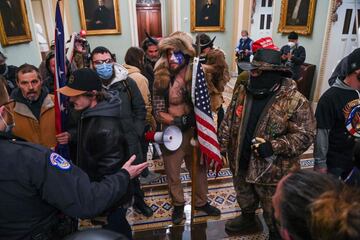 Los manifestantes pro-Trump irrumpieron en el Capitolio tras derribar 4 capas de vallas de seguridad, mostrando su inconformidad con los resultados de las elecciones presidenciales del 2020, mismas en las que el demócrata, Joe Biden, le quitó la reelección a Donald Trump, resultando el 46º Presidente electo de los Estados Unidos. 