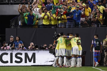 Las Vegas (United States), 29/06/2024.- Brazil celebrates after forward Vinicius Junior scores a goal during the first half of the CONMEBOL Copa America 2024 group D soccer match between Paraguay and Brazil, in Las Vegas, Nevada, USA, 28 June 2024. (Brasil) EFE/EPA/CAROLINE BREHMAN
