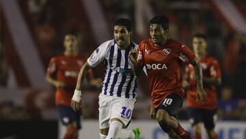 Erviti y Pacheco pelean por una pelota en el Independiente - Alianza Lima