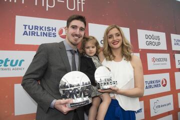 Nando de Colo, su hija Lola y su mujer Verónica Compañ posan con los premios de MVP y de máximo anotador de la Euroliga de 2016.