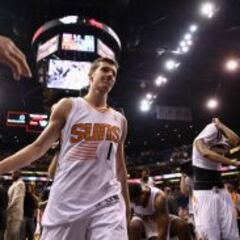 Los Suns sufren la brecha Oeste-Este: fuera con 48 victorias