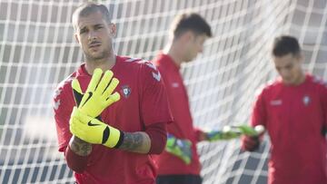 Rubén Martínez durante un entrenamiento con Osasuna.