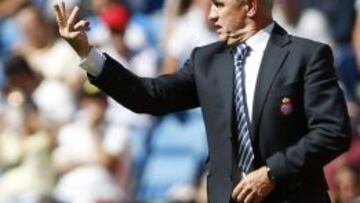 El entrenador del Espanyol, el mexicano Javier Aguirre, da instrucciones a sus jugadores durante el partido frente al Real Madrid, de la trigésimo octava jornada de Liga que se juega hoy en el estadio Santiago Bernabéu.