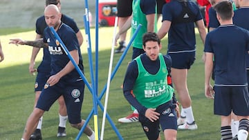 Dani Parejo, en la sesión de entrenamiento del Valencia.