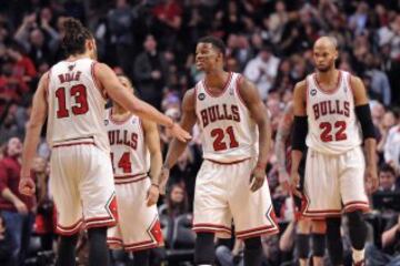 Jimmy Butler (21) es felicitado por sus compañeros tras su robo clave a LeBron.