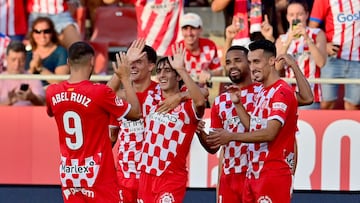 Jugadores del Girona celebran durante el partido contra Osasuna.