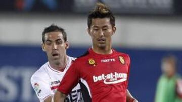 <b>EL EMPERADOR. </b>Aki, sujetado por Navarro el pasado sábado.