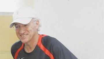 <b>BUEN ROLLO EN LA PRIMERA RUEDA DE PRENSA DE ROJIBLANCO</B>. Con la gorra, su sonrisa, su boligrafo y la libreta donde anota las cosas, Bianchi se mostró feliz.