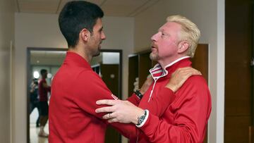 Novak Djokovic habla con Boris Becker durante el torneo de Roland Garros de 2016.