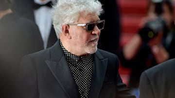 El director de cine Pedro Almodóvar posa en la alfombra roja en la proyección de la película ‘Extraña forma de vida’ en el Festival de Cine de Cannes, a 17 de mayo de 2023, en Cannes, región de Provenza-Alpes-Costa Azul (Francia). El mediometraje del director manchego Pedro Almodóvar se ha presentado en Proyecciones Especiales de la 76ª edición del Festival de Cine Cannes. Rodada en Almería, ‘Extraña forma de vida’ nos traslada a los albores del siglo XX, donde sus protagonistas Jake (Ethan Hawke) Silva (Pedro Pascal) viejos sicarios y amigos de la infancia tienen una relación romántica en una época en la que ese amor no tenía nombre y cuya historia se verá frustrada a medida que se desarrolla la trama.
17 MAYO 2023
Europa Press
17/05/2023