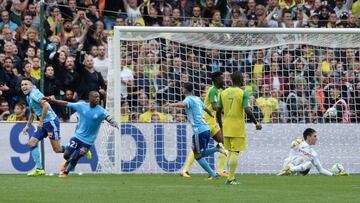 Marseille's Argentinian forward Lucas Ocampos (L) celebrates after scoring a goal during the French L1 football match between Nantes (FCN) and Olympique de Marseille (OM) on August 12, 2017 at the Beaujoire stadium of Nantes, western France. / AFP PHOTO / JEAN-SEBASTIEN EVRARD