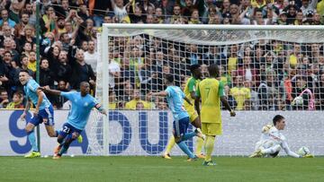 Marseille&#039;s Argentinian forward Lucas Ocampos (L) celebrates after scoring a goal during the French L1 football match between Nantes (FCN) and Olympique de Marseille (OM) on August 12, 2017 at the Beaujoire stadium of Nantes, western France. / AFP PHOTO / JEAN-SEBASTIEN EVRARD