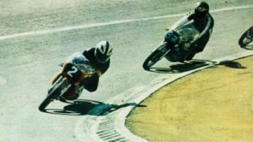 Ángel Nieto (2) consigue adelantar a su rival Barry Sheene (37) poco antes de comenzar la vigésima quinta vuelta del circuito del Jarama en el GP de España