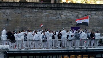 Paris (France), 26/07/2024.- Atheltes from Egypt wave their flags during the Opening Ceremony of the Paris 2024 Olympic Games, in Paris, France, 26 July 2024. (Egipto, Francia) EFE/EPA/MOHAMMED BADRA