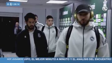 La cara de Isco entrando al estadio tras saber su suplencia