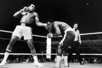 1 de octubre de 1975. 'A Thrilla in Manila'. Tercer combate entre Ali y Frazier. El dominio de Muhammad Ali y la gran resistencia de Joe Frazier pese al castigo recibido fueron los elementos que marcaron la pelea. Llegó el round 14 y el manager de Joe, Eddie Futch decidió que su boxeador no podía más y le dijo de manera contundente: “Todo terminó, nadie olvidará lo que hiciste aquí hoy”.
