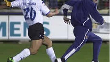 <b>PERSECUCIÓN</B>. Acuña persiguió a un aficionado y le dio varias patadas.