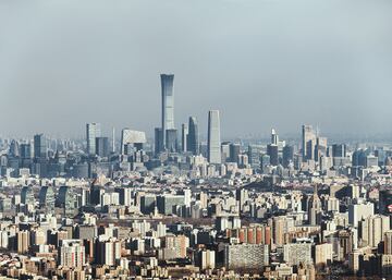 Ubicado en el distrito financiero de Pekín cuenta con 104 plantas y 528 metros de altura siendo así el edificio más alto de la capital del país. Su diseño está inspirado en un vaso de vino chino.