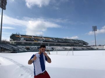 Eduardo Aguilera besando el escudo del Leganés en el campo de los Rhinos de Rochester.