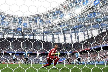 El portero urugayo Fernando Muslera ve entrar el bal¨®n en la porter¨ªa en el partido contra Francia.