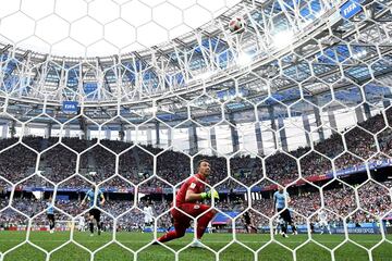 El portero urugayo Fernando Muslera ve entrar el balón en la portería en el partido contra Francia.