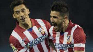 Villa celebra el gol con Sosa.