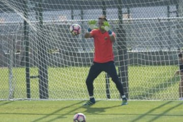 6 - Claudio Bravo: Manchester City pagó 20 millones de euros al Barcelona por el portero multicampeón. Será el primer arquero chileno en la Premier League.