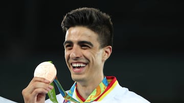 El espa&ntilde;ol Joel Gonz&aacute;lez posa en el podio con la medalla de bronce de la categor&iacute;a -68 kg de taekwondo masculino en las Olimpiadas de R&iacute;o 2016.