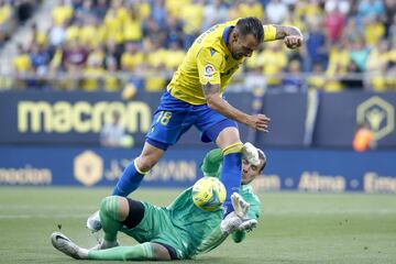 La jugada del penalti entre Andriy Lunin y Álvaro Negredo.