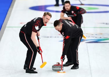 Barrer el hielo reduce la fricción, permitiendo que la piedra viaje 2 o 3 metros más y se desvíe menos.