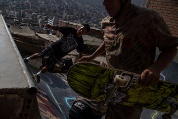 Los hermanos Willy y Sebastian Quispe construyeron la rampa de skate en su casa en la cima de una colina en el distrito de Villa María del Triunfo, en las afueras del sur de Lima. La rampa en forma de U que mide 10 metros de largo por cuatro de ancho y que fue construida antes de la pandemia de coronavirus en la parte trasera de su casa, es un sueño hecho realidad para los modestos patinadores.