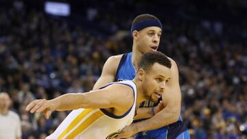 OAKLAND, CA - DECEMBER 30: Stephen Curry #30 of the Golden State Warriors is guarded by his brother, Seth Curry #30 of the Dallas Mavericks, at ORACLE Arena on December 30, 2016 in Oakland, California. NOTE TO USER: User expressly acknowledges and agrees that, by downloading and or using this photograph, User is consenting to the terms and conditions of the Getty Images License Agreement.   Ezra Shaw/Getty Images/AFP
 == FOR NEWSPAPERS, INTERNET, TELCOS &amp; TELEVISION USE ONLY ==