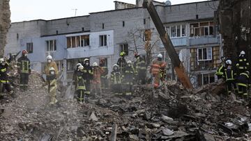 Rescuers work among remains of residential building destroyed by Russian shelling, amid Russia&#039;s Invasion of Ukraine, in Borodyanka, Kyiv region, Ukraine April 7, 2022. REUTERS/Zohra Bensemra