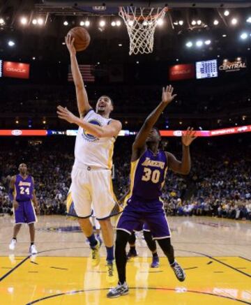 Julius Randle lucha por el balón con Klay Thompson.