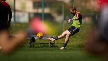 David Vicente golpea el balón durante un entrenamiento del Mirandés.