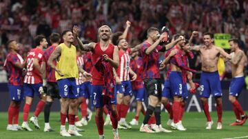 Atletico Madrid's French forward #07 Antoine Griezmann and teammates celebrate their victory at the end of the Spanish Liga football match between Club Atletico de Madrid and Real Madrid CF at the Metropolitano stadium in Madrid on September 24, 2023. (Photo by Thomas COEX / AFP)