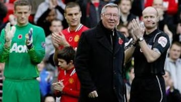 La última jornada en la Premier los equipos, técnicos y árbitros, como en el encuentro del United en la imagen, lucieron una amapola en sus camisetas, la misma que querían llevar Inglaterra y Gales.