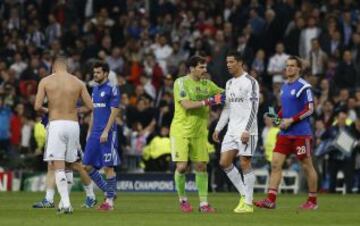 Iker Casillas se llevó a Cristiano Ronaldo al centro del campo para saludar a la afición blanca tras finalizar el encuentro.