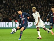 Paris Saint-Germain's Spanish midfielder #27 Dro Fernandez (L) controls the ball during the French L1 football match between Paris Saint-Germain (PSG) and FC Metz at the Parc des Princes stadium in Paris on February 21, 2026. (Photo by Bertrand GUAY / AFP)