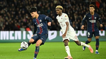 Paris Saint-Germain's Spanish midfielder #27 Dro Fernandez (L) controls the ball during the French L1 football match between Paris Saint-Germain (PSG) and FC Metz at the Parc des Princes stadium in Paris on February 21, 2026. (Photo by Bertrand GUAY / AFP)