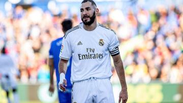 Karim Benzema, con su mano derecha vendada, en el encuentro ante el Getafe.