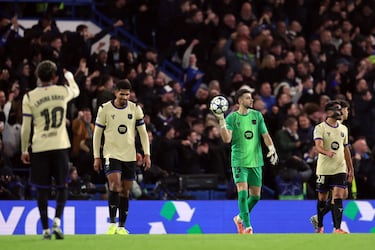 Los jugadores del Barcelona tras recibir uno de los goles del Chelsea.