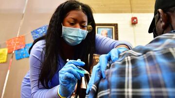Vocational Nurse Cleopatra Oniya isters the Pfizer booster shot at a Covid vaccination and testing site decorated for Cinco de Mayo at Ted Watkins Park in Los Angeles on May 5, 2022. - Covid cases in Los Angeles County have topped 3,000 for the first time since mid-February with cases up nearly 300 percent in the past month, sparking concern of a potential "sixth wave" pandemic in the US. (Photo by Frederic J. BROWN / AFP)
