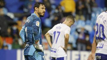 Cristian Álvarez refleja en su rostro la desolación del Zaragoza por el empate en el descuento.