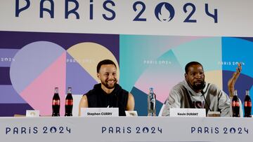 Paris (France), 25/07/2024.- US Men Basketball team players Stephen Curry (L) and Kevin Durant give a press conference at the main press centre during the Paris 2024 Olympic Games, Paris, France, 25 July 2024. (Baloncesto, Francia) EFE/EPA/MAST IRHAM