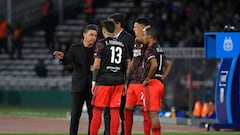 CORDOBA, ARGENTINA - APRIL 20: Marcelo Gallardo head coach of River Plate speaks to substitutes Enzo Fernandez, Nicolás De La Cruz and Matías Suárez of River Plate during a match between Talleres and River Plate as part of Copa de la Liga 2022 at Mario Alberto Kempes Stadium on April 20, 2022 in Cordoba, Argentina. (Photo by Hernan Cortez/Getty Images)