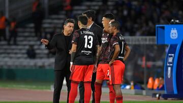 CORDOBA, ARGENTINA - APRIL 20: Marcelo Gallardo head coach of River Plate speaks to substitutes Enzo Fernandez, Nicolás De La Cruz and Matías Suárez of River Plate during a match between Talleres and River Plate as part of Copa de la Liga 2022 at Mario Alberto Kempes Stadium on April 20, 2022 in Cordoba, Argentina. (Photo by Hernan Cortez/Getty Images)