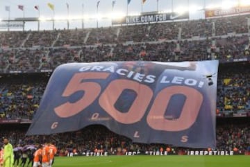 El Camp Nou felicita a Leo Messi por sus 500 goles con el FC Barcelona antes del comienzo del partido.